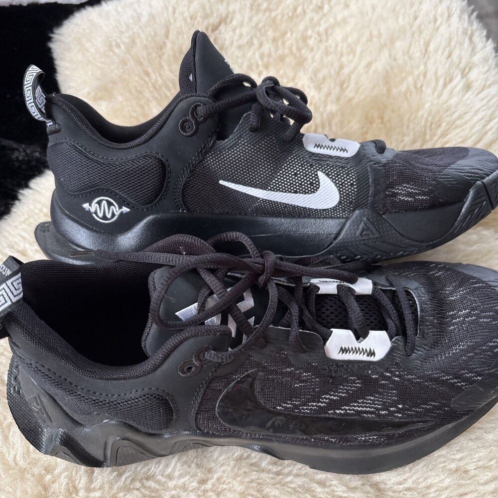 Nike Giannis Immortality 2 Black Holographic Swoosh, 7.5 Menās